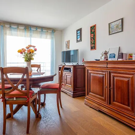 Awesome Apartment In Royan With Wifi *
